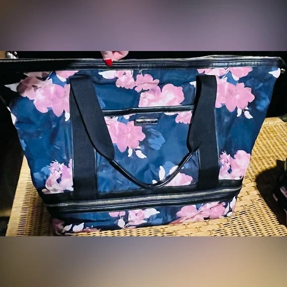 Victoria’s Secret The Getaway Weekender Overnight LIMITED EDITION Travel Bag Set - Picture 5 of 14